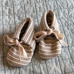 Quincy Mae  Soft Cotton ribbed booties  - Cream & Brown